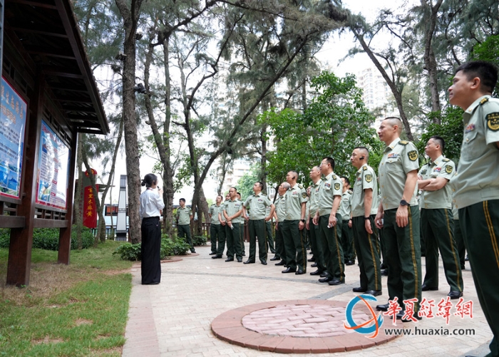 11.聆听防沙治沙典型事迹。王松青 摄_副本