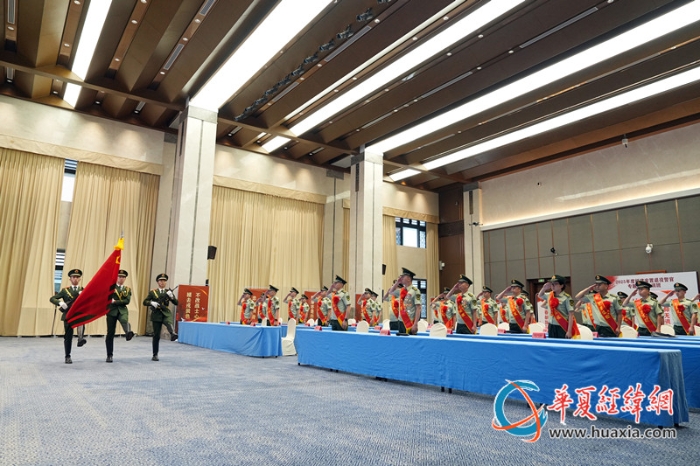 2.迎武警部队旗。王松青 摄_副本