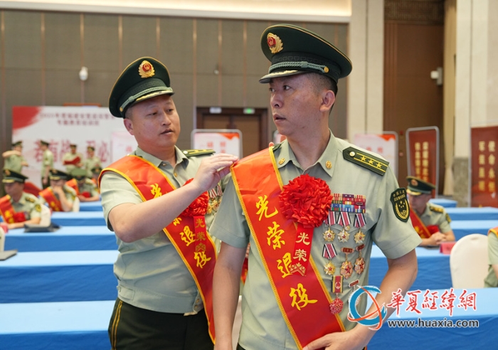 7.战友间相互整理绶带。王松青 摄_副本