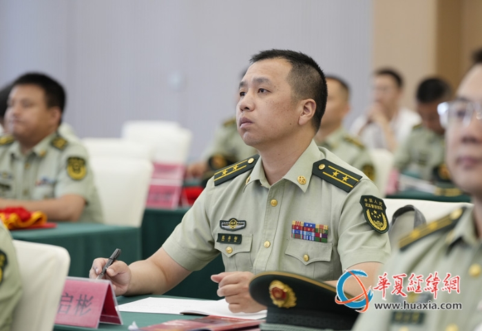 15.退役警官认真听讲。王松青 摄_副本