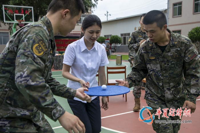 2、武警官兵与共建对象进行”十指同心“游戏活动。农文尖 摄_副本
