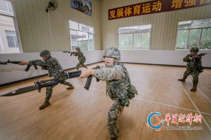 4、武警官兵进行刺杀课目展示。农文尖 摄_副本