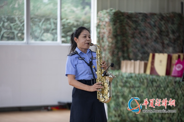 5、公安民警进行萨克斯独奏表演。李笑仙 摄_副本