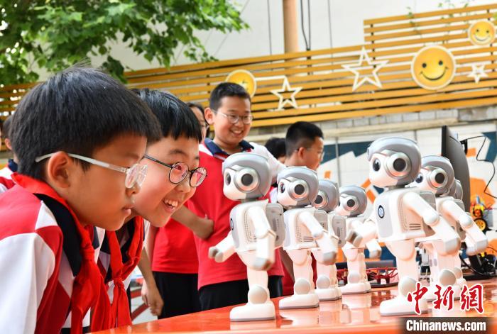 全国科技活动周：学生校园感受科技魅力