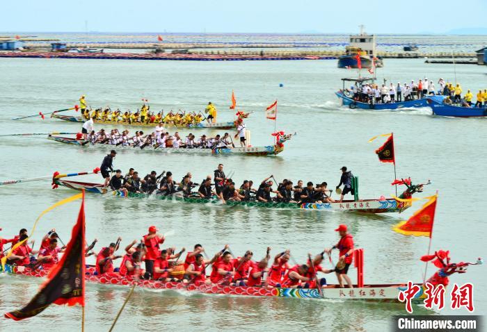 福建连江：渔民海上赛龙舟