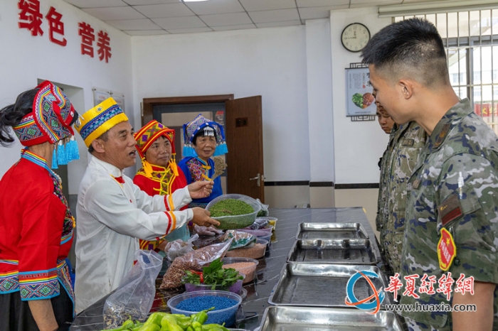 图1：壮乡群众给武警官兵介绍五色糯米饭的染色方法_副本