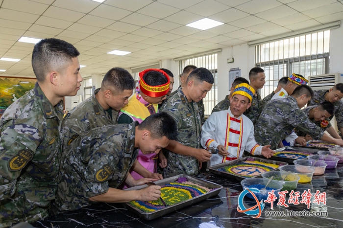 图2：壮乡群众教武警官兵制作五色糯米饭_副本