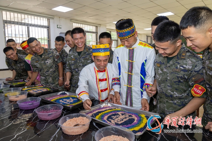 图3：武警官兵和壮乡群众共同制作五色糯米饭_副本