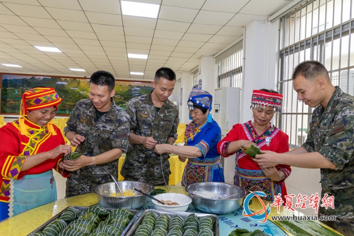 图5：壮乡群众教武警官兵包壮乡彩粽_副本