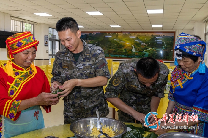 图6：武警官兵和壮乡群众一起粽子_副本