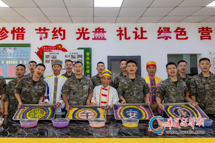图8：武警官兵和壮乡群众合影留念_副本