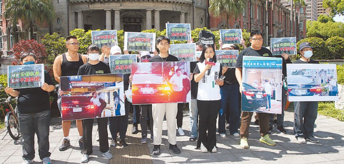 台湾民众党2日到监察院外举行记者会，要求除了李俊俋外，其他涉嫌公器私用的监委也应追究责任