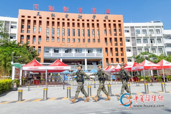 图1：武警官兵在考场入口进行徒步巡逻（卢泳钢摄）_副本