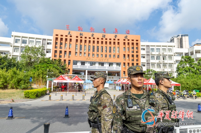 图2：武警官兵在考场外交通要道进行定点警戒（卢泳钢摄）_副本
