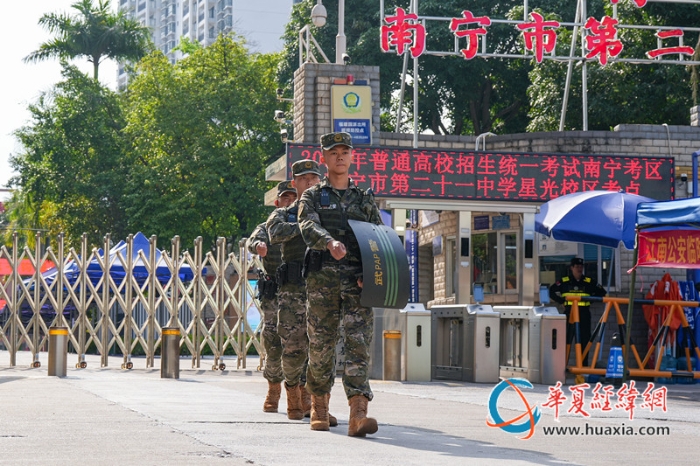 图3：武警官兵在考场重要通道进行徒步巡逻（吉守水摄）_副本