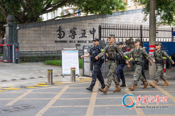 图4：武警官兵与驻地特警进行联勤巡逻（卢泳钢摄）_副本