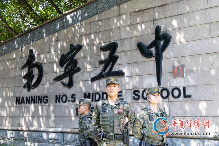 图6：武警官兵在考场外进行定点警戒（卢泳钢摄）_副本