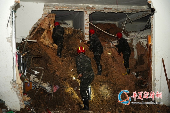 5、2025年6月15日，武警广西总队玉林支队官兵正在展开救援行动。_副本
