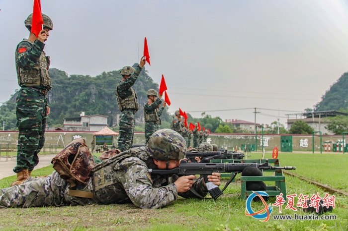 1、武警官兵进行自动步枪精度射击考核。李笑仙摄_副本