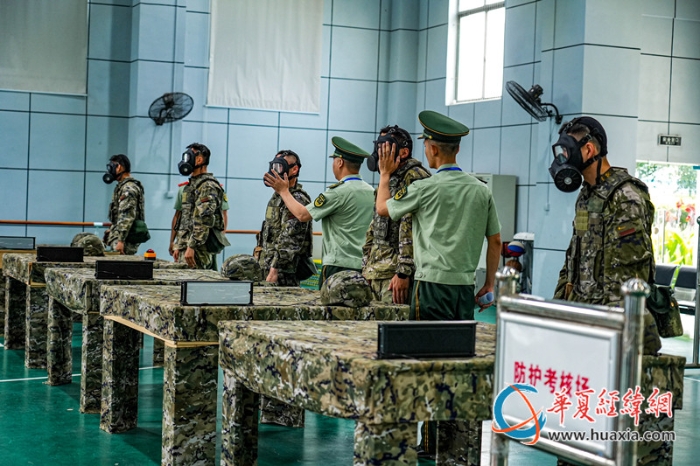 3、防毒面具穿戴考核现场，考官进行气密性检查。李飞 摄_副本