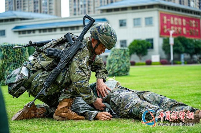 4、武警官兵进行自救互救考核。李笑仙 摄_副本