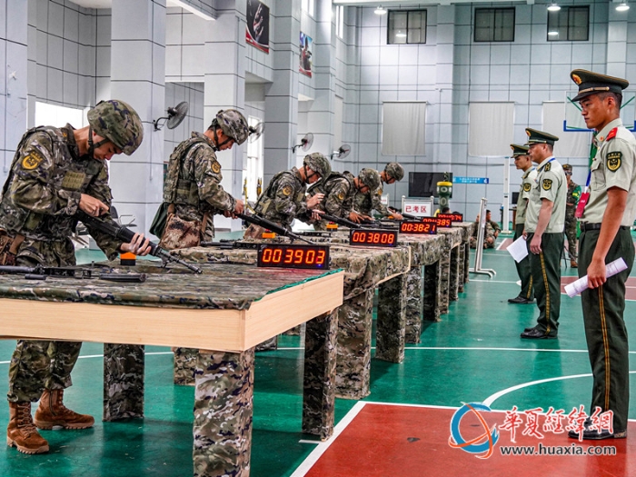 5、图为武警官兵进行自动步枪分解结合。侯远豪 摄_副本