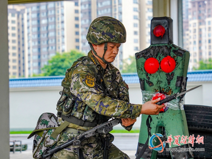 6、武警官兵进行装卸刺刀考核。李飞 摄_副本