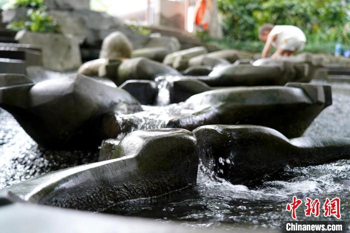 持续高温成都市民在公园里戏水纳凉