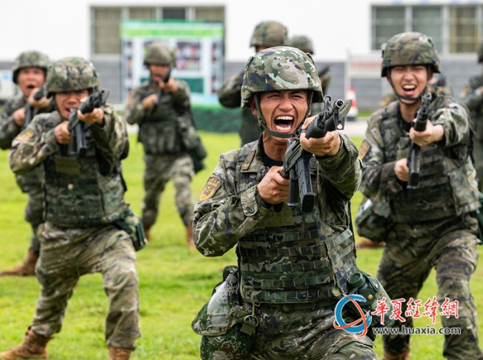 3、武警官兵进行刺杀训练。施晨洲 摄_副本