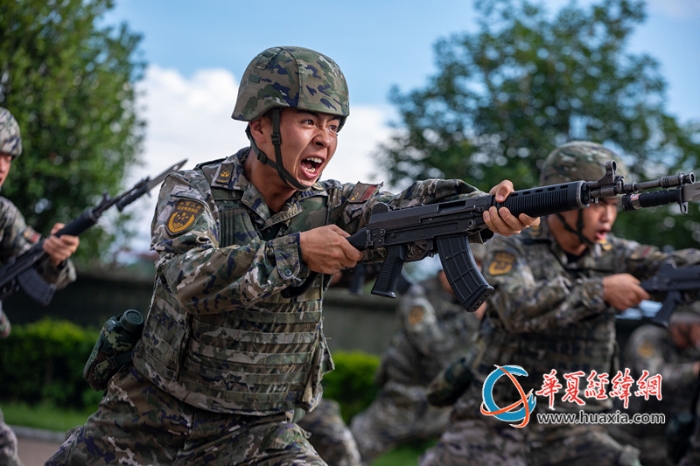 4、武警官兵进行刺杀训练。李笑仙 摄_副本