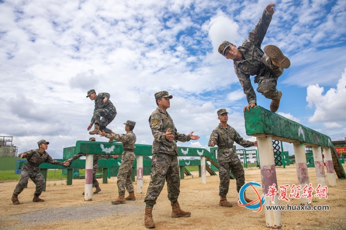 7、武警官兵进行400米障碍训练。施晨洲 摄_副本