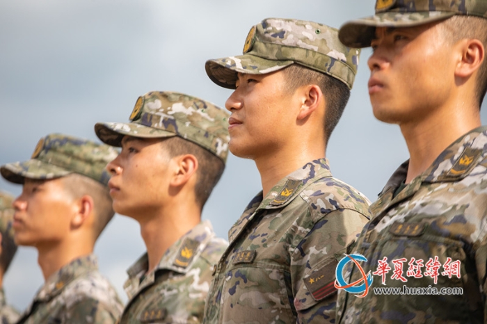 8、武警官兵进行队列训练。农文尖 摄_副本