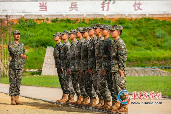 9、武警官兵利用台阶进行队列训练。李笑仙 摄_副本