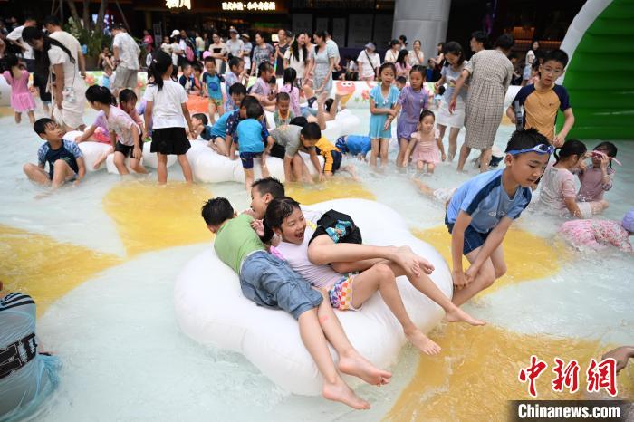 成都孩童戏水度夏