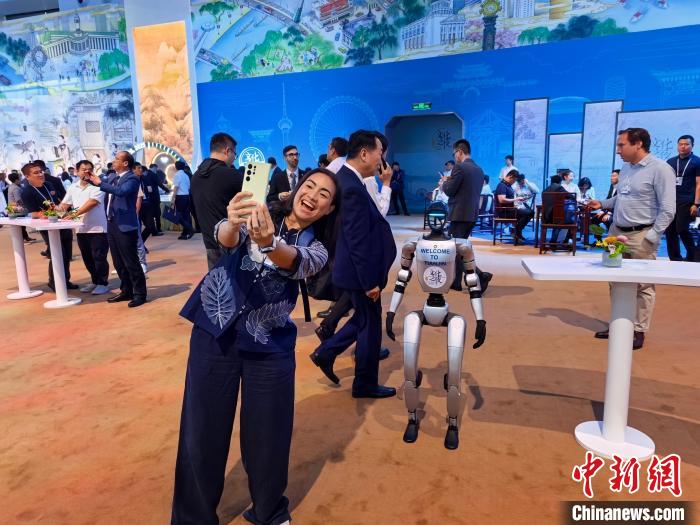 2025年天津夏季达沃斯：中国制造人形机器人吸引中外嘉宾