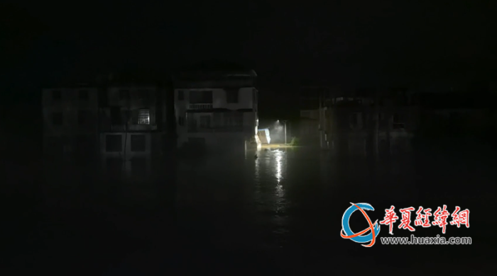 3、2025年6月24日，在柳州市三江侗族自治县梅林乡，武警官兵正在搜索受困群众。_副本