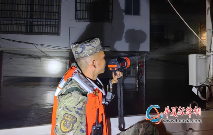 4、2025年6月24日，在柳州市三江侗族自治县梅林乡，武警官兵正在搜索受困群众。_副本