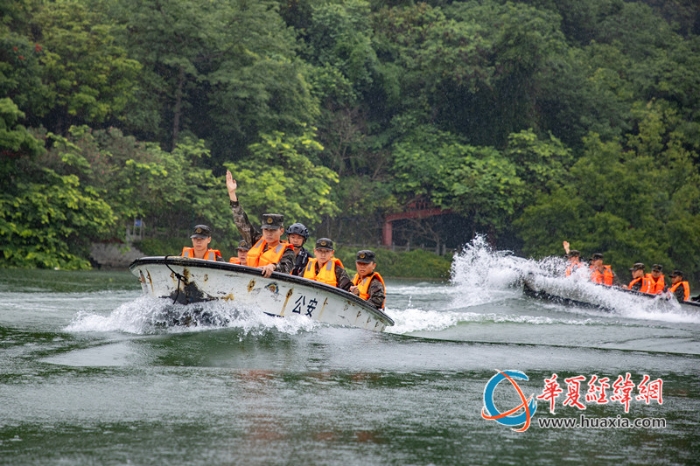 10、2025年6月20日，武警官兵利用手势调整舟艇编队队形。_副本
