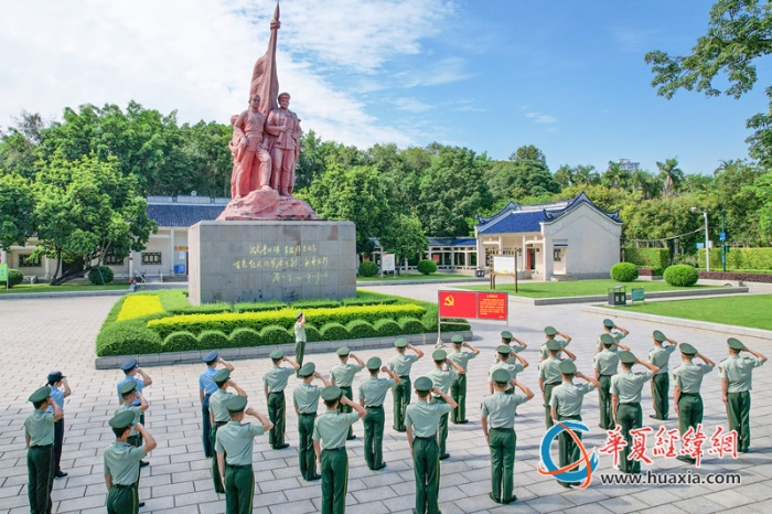 图1：武警官兵在重温入党誓词（卢泳钢摄）_副本