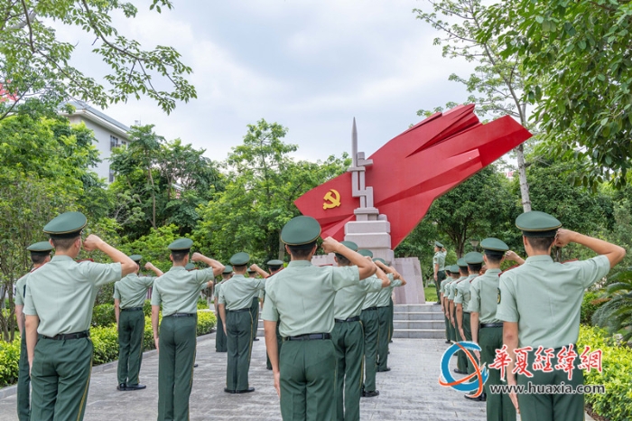 图2：武警官兵在庄严宣誓（卢泳钢摄）_副本
