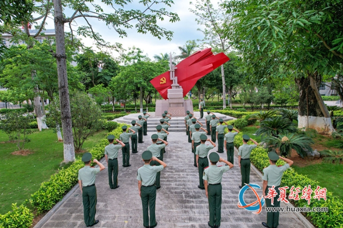 图3：武警官兵重温入党仪式现场（卢泳钢摄）_副本
