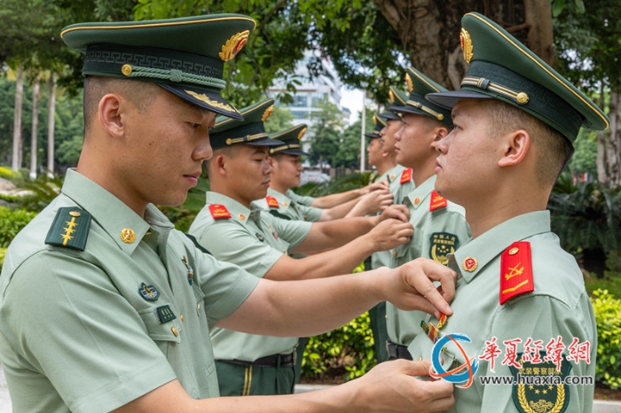 图4：老党员为新党员佩戴党徽（卢泳钢摄）_副本
