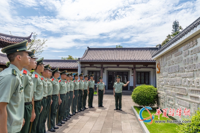 图5：武警官兵在参观共产党员精神谱系园（卢泳钢摄）_副本