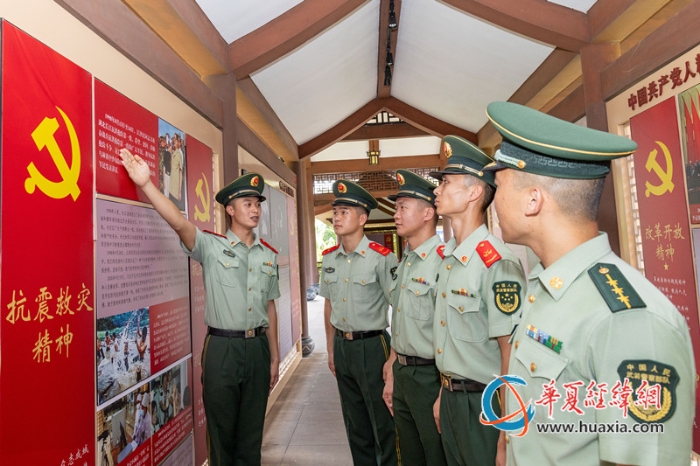 图6：武警官兵在了解共产党员精神谱系（卢泳钢摄）_副本
