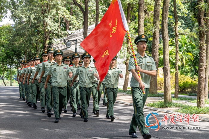 图7：武警官兵在参观红色基地路上（卢泳钢摄）_副本