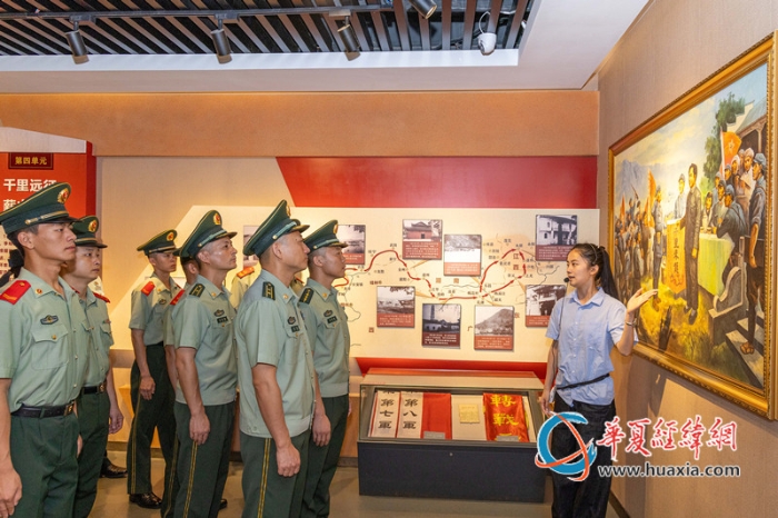 图8：武警官兵在聆听革命英烈事迹（卢泳钢摄）_副本