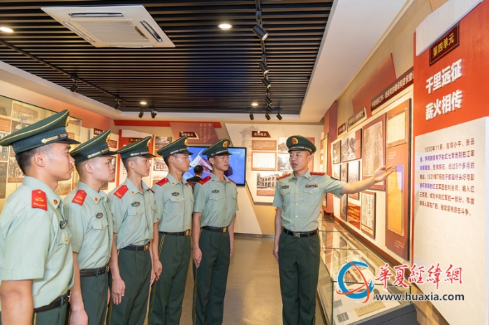 图9：武警官兵在参观驻地革命烈士纪念馆（卢泳钢摄）_副本