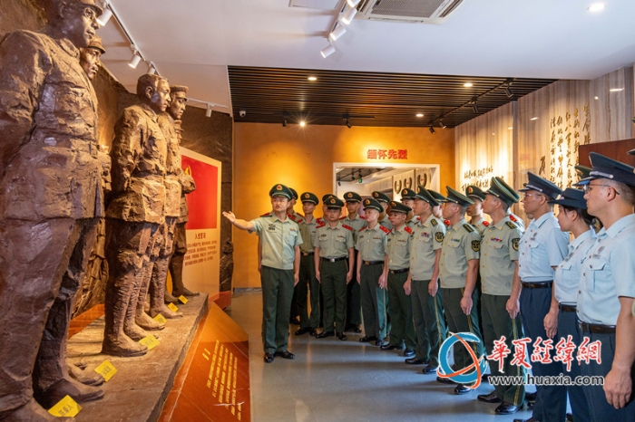 图10：武警官兵在参观驻地革命烈士纪念馆（卢泳钢摄）_副本