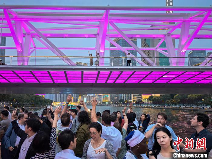 天津：达沃斯嘉宾坐海河游船沉浸式体验津门夜韵