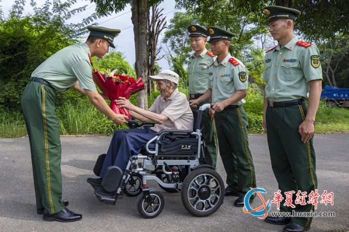 1、图为武警官兵欢迎抗战老兵孙洪秀入营。_副本